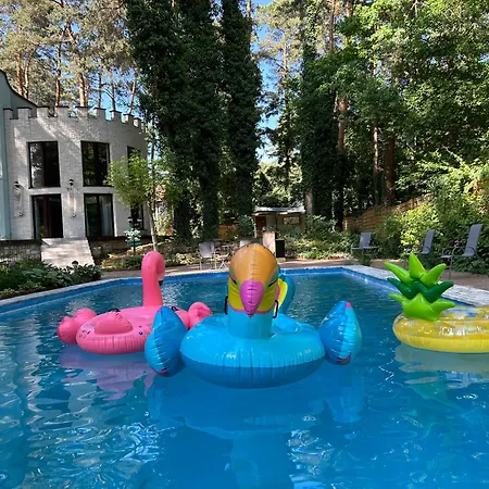 With Outdoor Pool Warsaw Willa *