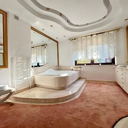 With Outdoor Pool Warsaw * Magdalenka