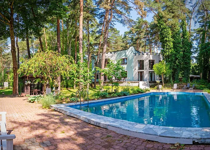 With Outdoor Pool Warsaw Вилла *