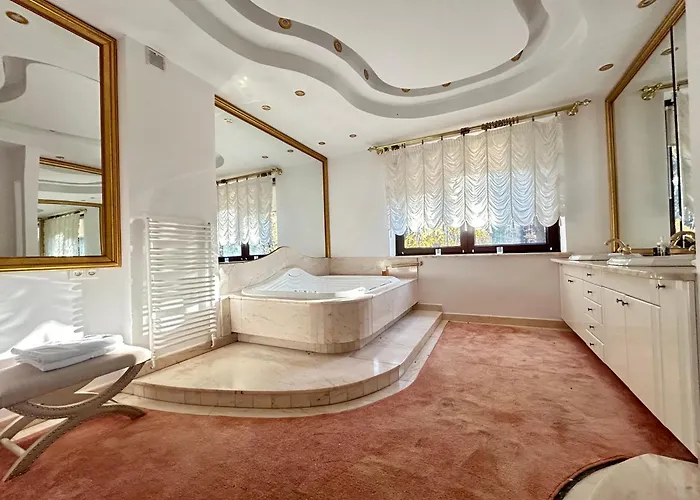 With Outdoor Pool Warsaw * Magdalenka